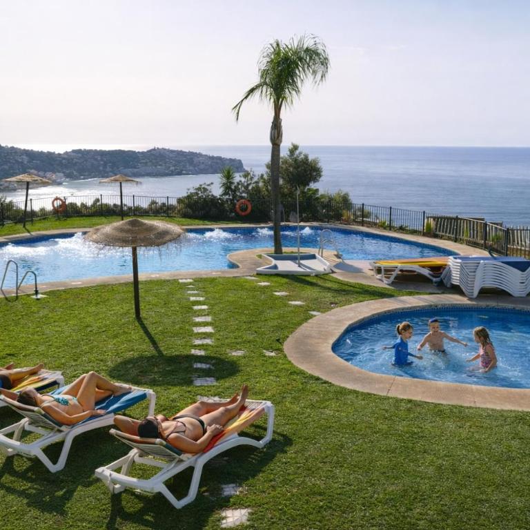 Al Alba Townhouse with Community Pool and Padel - Four-Bedroom House - 60