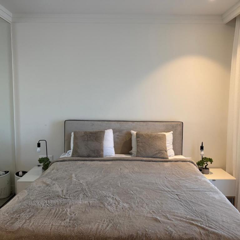 Centrale Contemporary Apartment With Direct Pool Access - One-Bedroom Apartment with Terrace - 24
