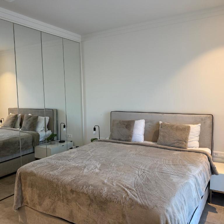 Centrale Contemporary Apartment With Direct Pool Access - One-Bedroom Apartment with Terrace - 25