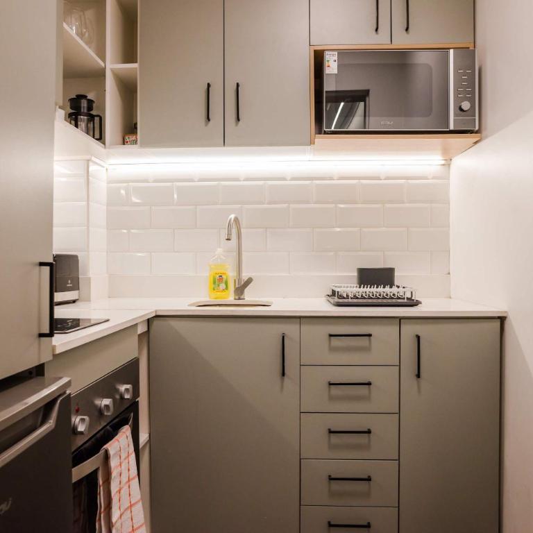 Metro to Fun 1BR near Bellavista & Hospital - Studio - 2