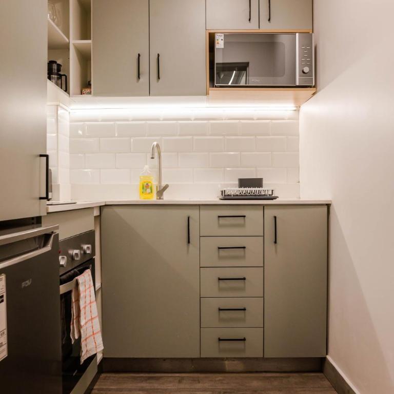Metro to Fun 1BR near Bellavista & Hospital - Studio - 12