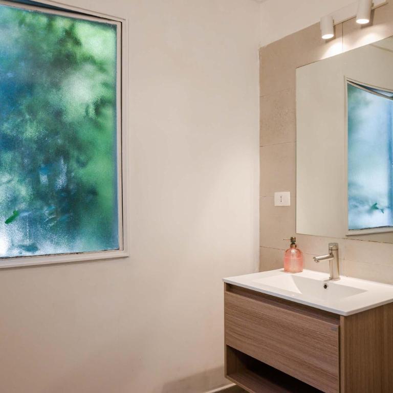 Metro to Fun 1BR near Bellavista & Hospital - Studio - 19