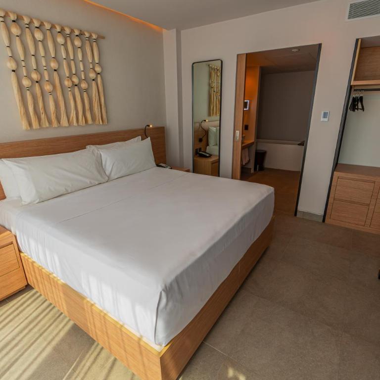 Crowne Plaza Merida by IHG - Premium King Room with City View - Pet Friendly - 4