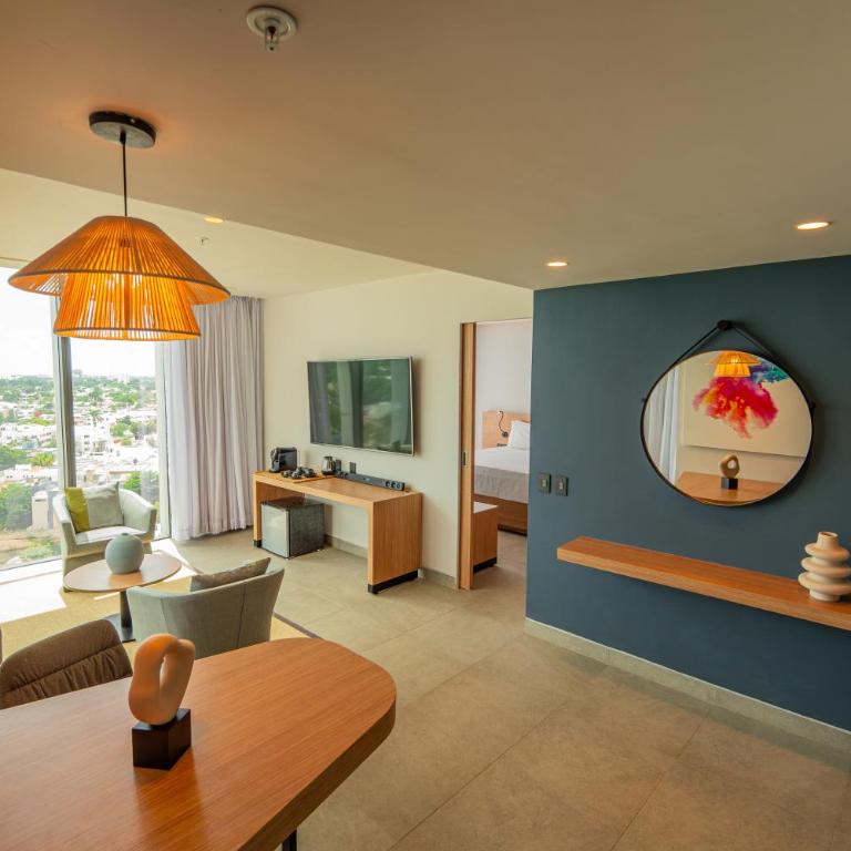 Crowne Plaza Merida by IHG - Premium King Room with City View - Pet Friendly - 5