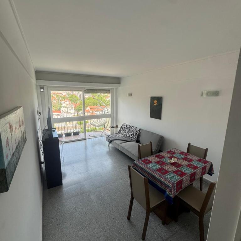 Departamento luminoso en zona guemes a pasos del mar - Two-Bedroom Apartment with Balcony - 2