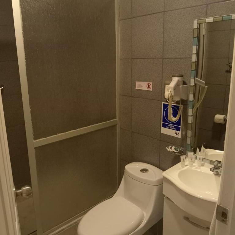 Hostal Doble E Patagonia - Classic Quadruple Room - 3