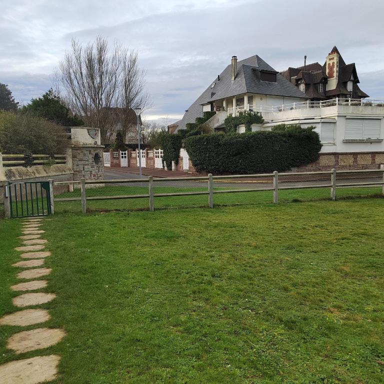 Charming beachfront apartment in Deauville - Two-Bedroom Apartment - 28