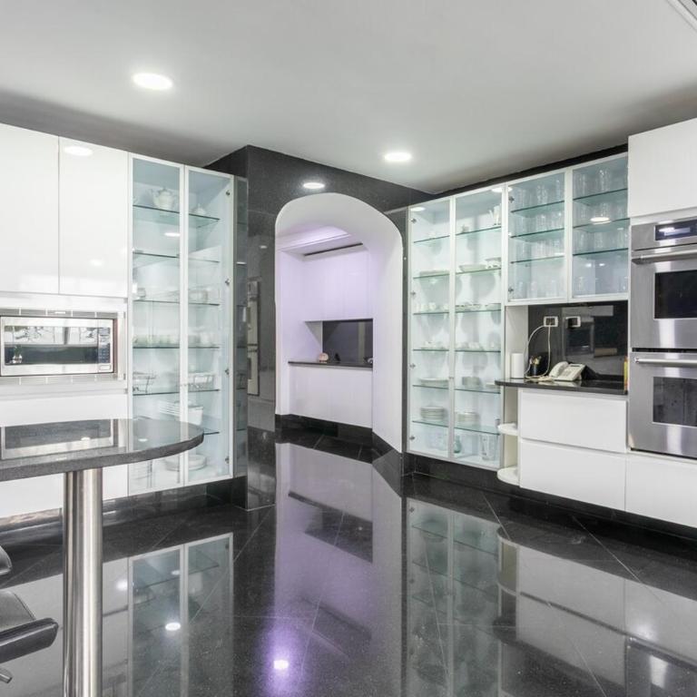 Armored luxury PH, Jacuzzis, Pool, Butler & Art - Apartment - 17