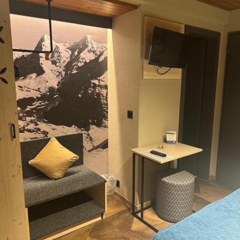 Hotel Alpina - Budget Doppelzimmer mit Balkon und Blick auf das Dorf - 3