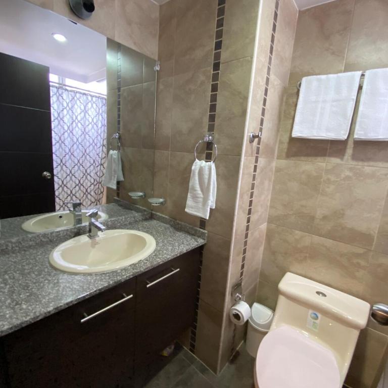 Comfy & Huge Apartment in Quito, Amazing view - Three-Bedroom Apartment - 10