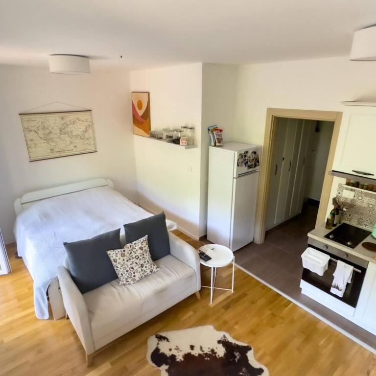 Pela's Apartment - Studio Apartment with King Bed - 1