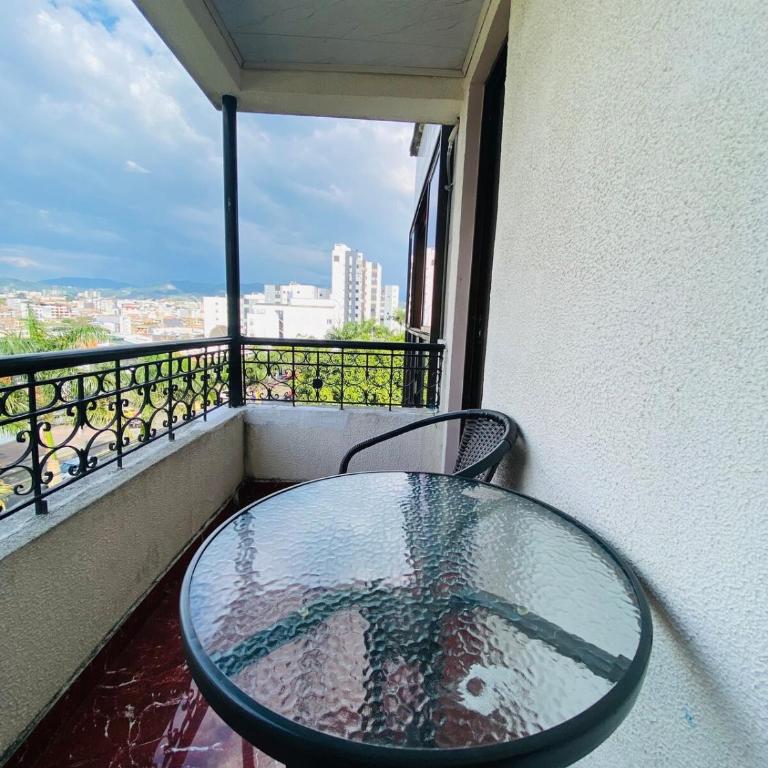 La vida es bella! lujoso apartamento cerca al aeropuerto y centro - Two-Bedroom Apartment with Balcony - 6
