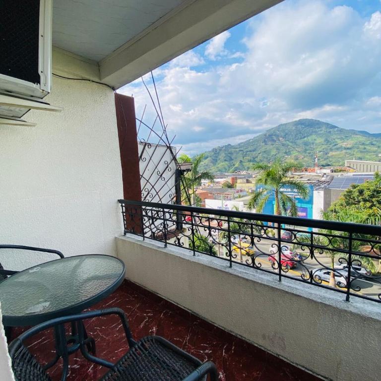 La vida es bella! lujoso apartamento cerca al aeropuerto y centro - Two-Bedroom Apartment with Balcony - 12