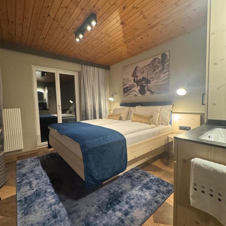 Hotel Alpina - Vierbettzimmer mit Balkon und Blick auf die Berge - 11