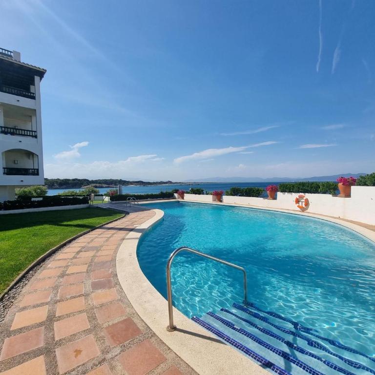 Encantador apartamento de 1 dormitorio con gran terraza y piscina común, a 50m de la playa - HISP-236-125 - Apartment - 1
