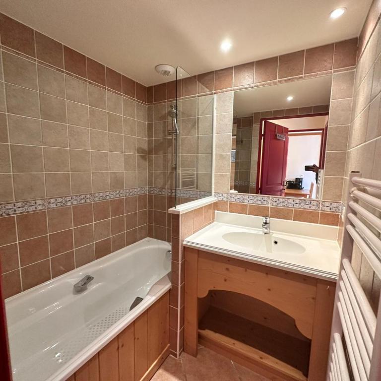 Appartement 4 pers, pied des pistes avec balcon, parking inclus - FR-1-508-315 - Apartment - 3
