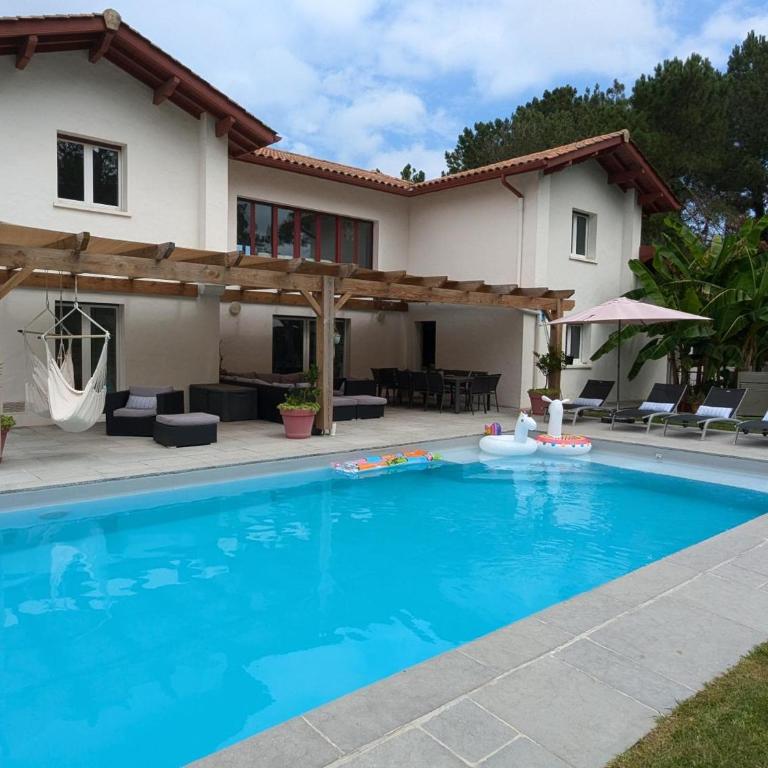 Superbe villa avec piscine chauffée et jardin à 10 min du centre, pour 12 personnes - FR-1-239-1150 - Maison de Vacances - 2