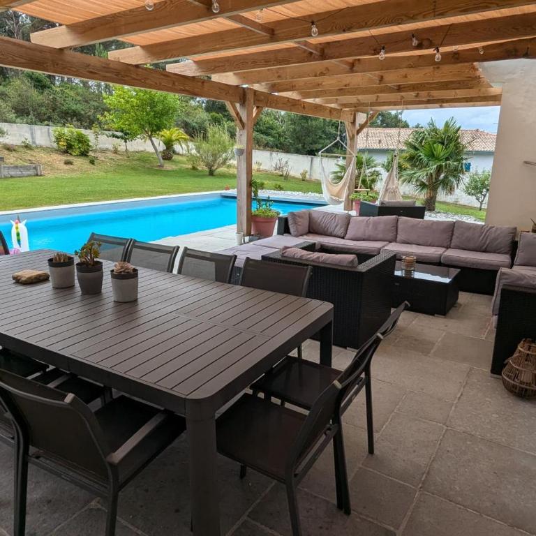 Superbe villa avec piscine chauffée et jardin à 10 min du centre, pour 12 personnes - FR-1-239-1150 - Maison de Vacances - 3