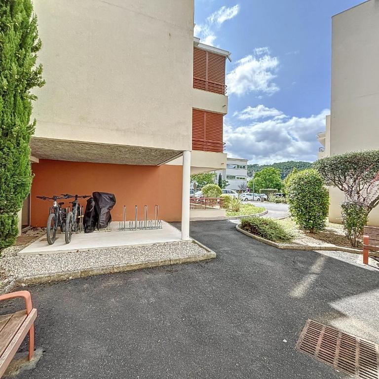 Confort F2 avec Terrasse et Animaux Acceptés - FR-1-451-224 - Appartement 1 Chambre - 13