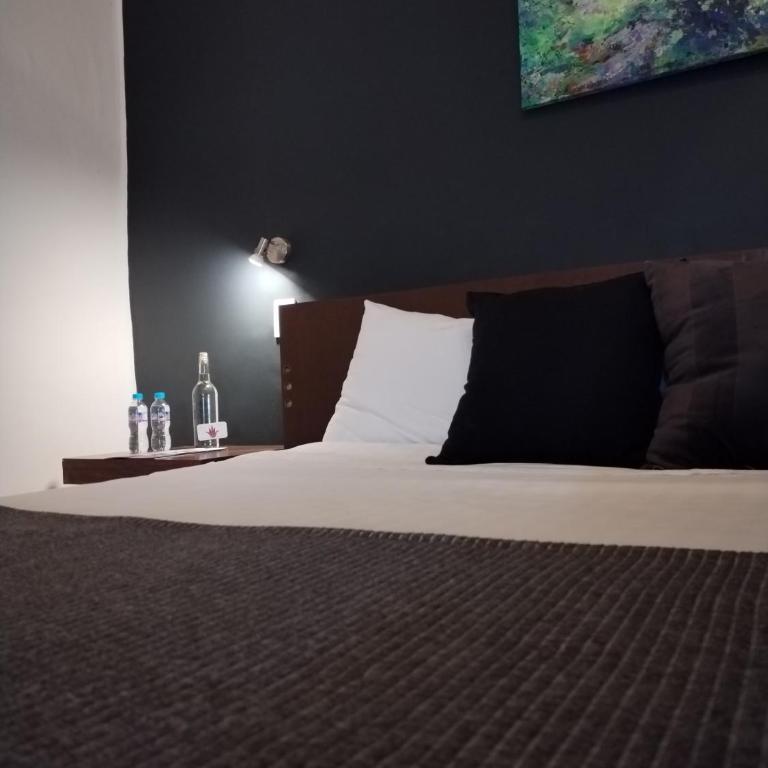Aroma Hotel - Standard Queen Room - 5