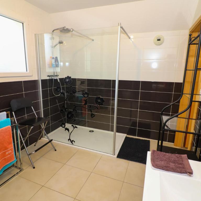 Etape au Calme à 4Km du Centre de Reims - Chambre Double avec Salle de Bains Privative - 5