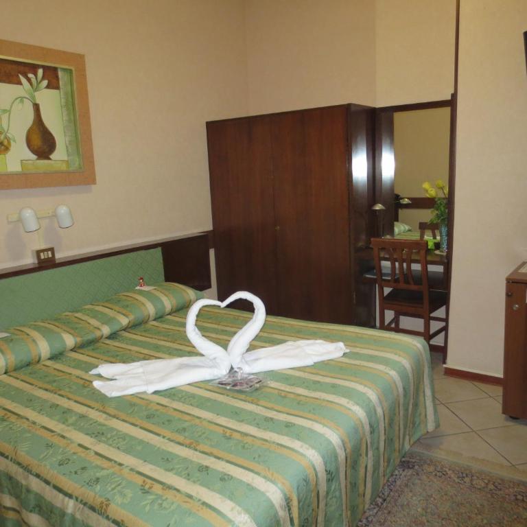 Hotel Italia City Center - Camera Matrimoniale - 4