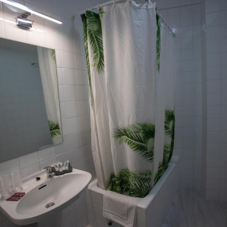 Hostal Residencia Avenida - Habitación Familiar (2 adultos y 2 niños) - 1