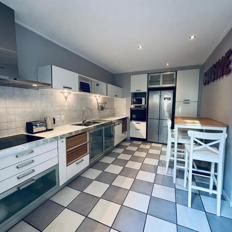 Le Mistral-5 Bedrooms-Balcony-Air Conditioning-Wifi - Apartment - 7