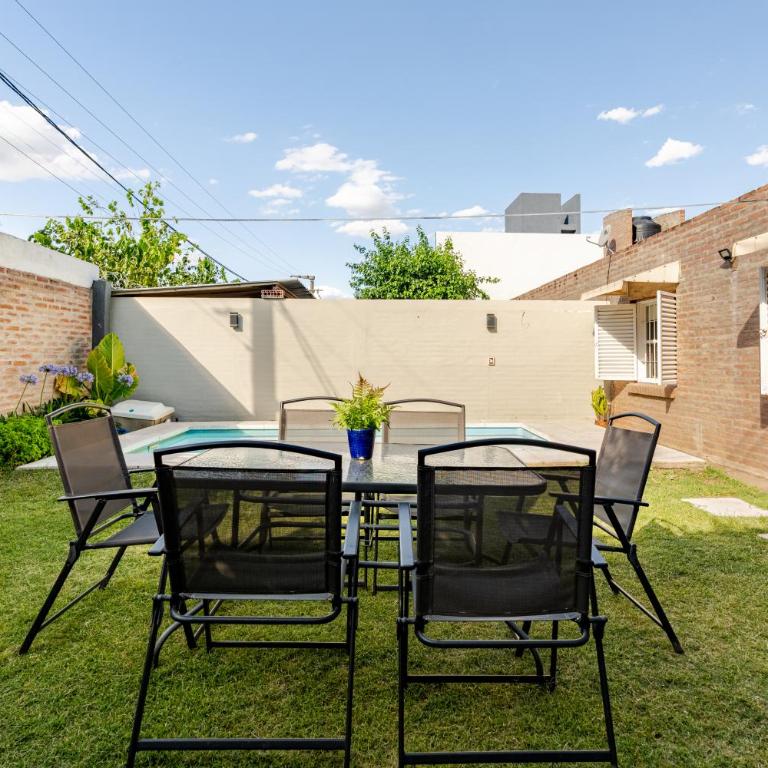 Familia y Amigos con Pileta, Asador y Cochera - Casa de 4 dormitorios - 27