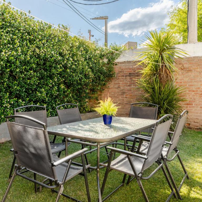 Familia y Amigos con Pileta, Asador y Cochera - Casa de 4 dormitorios - 26