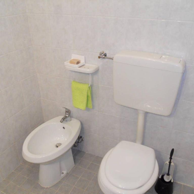 Modern flat with terrace-Beahost - Appartamento - 9