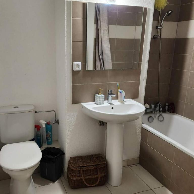Rooms for Men - Single Room with Shared Bathroom - 5