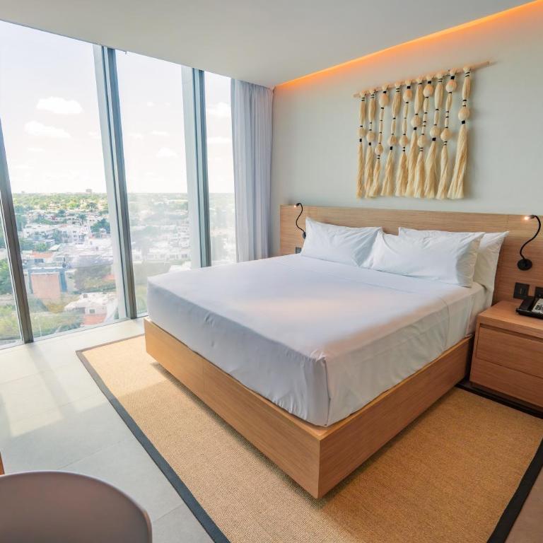 Crowne Plaza Merida by IHG - Standard King Room with City View - 8