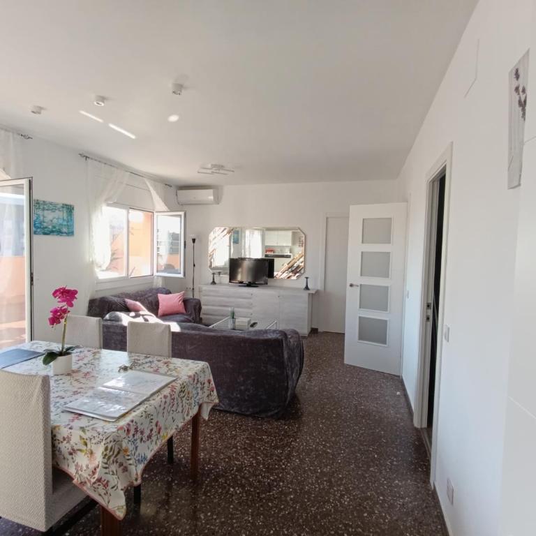 Cozy and sunny penthouse Fira BCN - Apartamento de 2 dormitorios - 9
