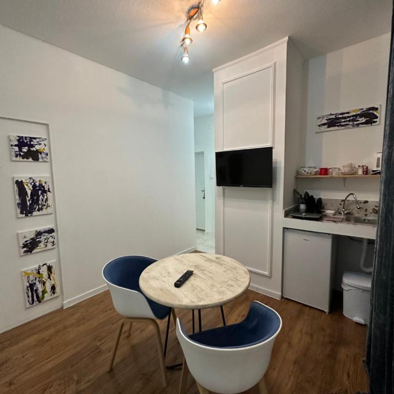 AK mini studio u centru - Studio with Balcony - 8