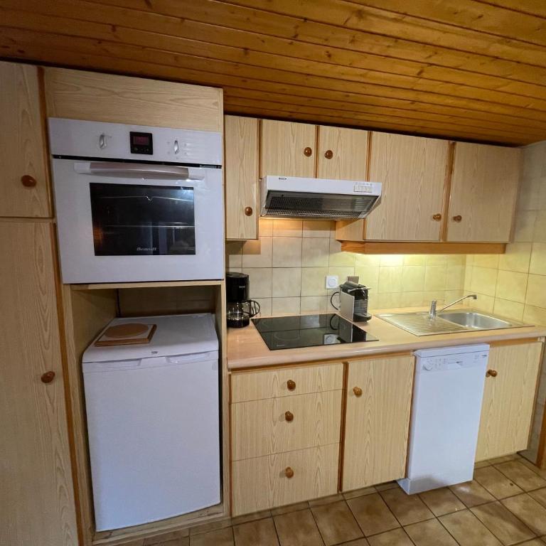CHARMIEUX appartement en chalet typique - Three-Bedroom Apartment - 9