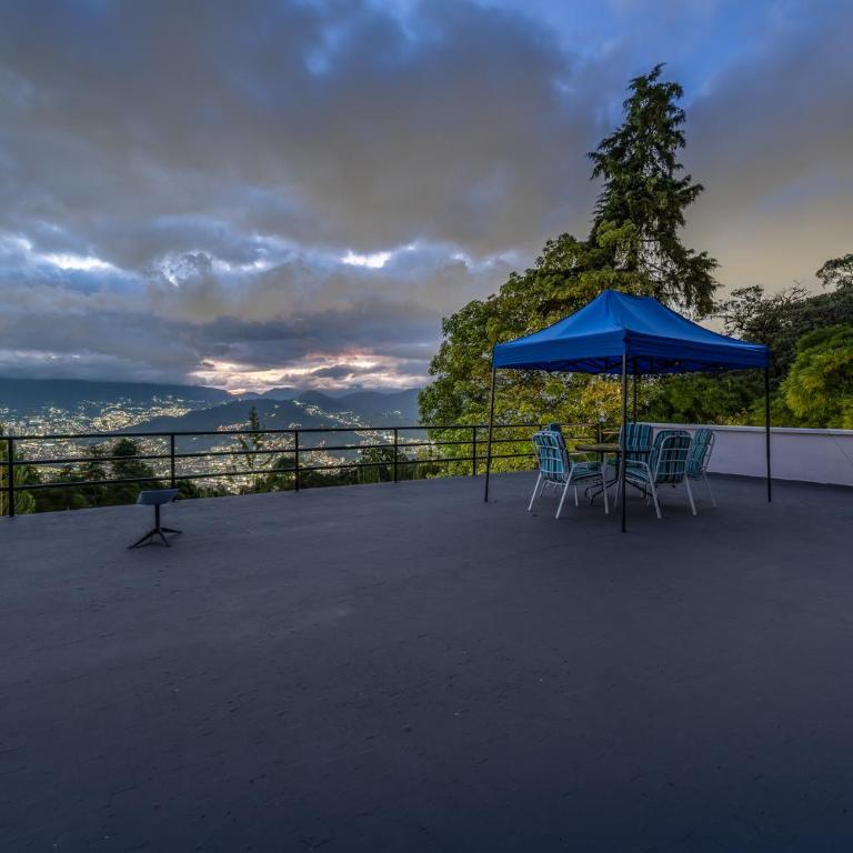 Poblado Mansion With Hot Tub & A/C Sleeps 9 - Villa - 4