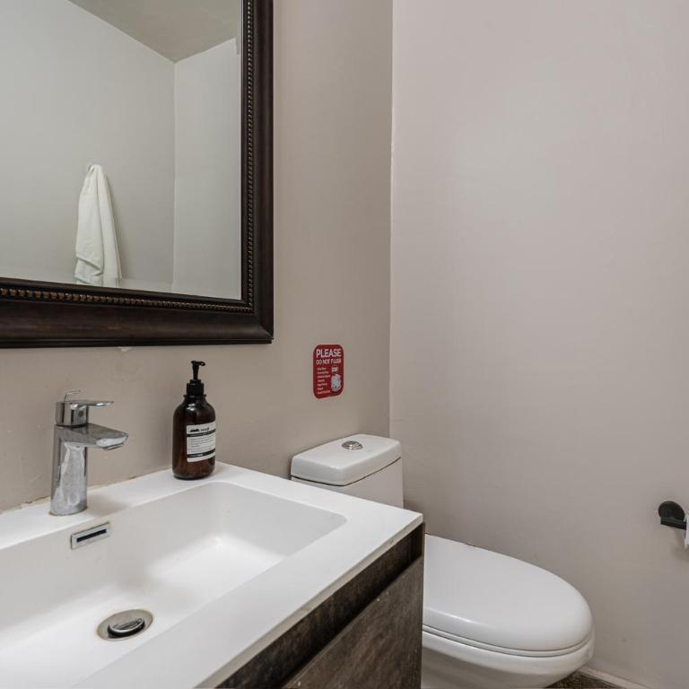Poblado Mansion With Hot Tub & A/C Sleeps 9 - Villa - 2