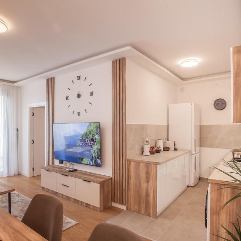 Grand Stay Apartment I Free Private Parking - Apartman sa 3 Spavaće Sobe i Balkonom - 1