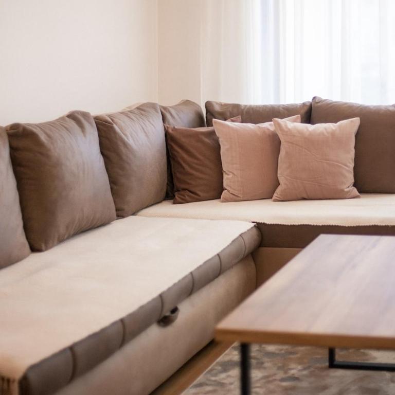 Grand Stay Apartment I Free Private Parking - Three-Bedroom Apartment with Balcony - 7