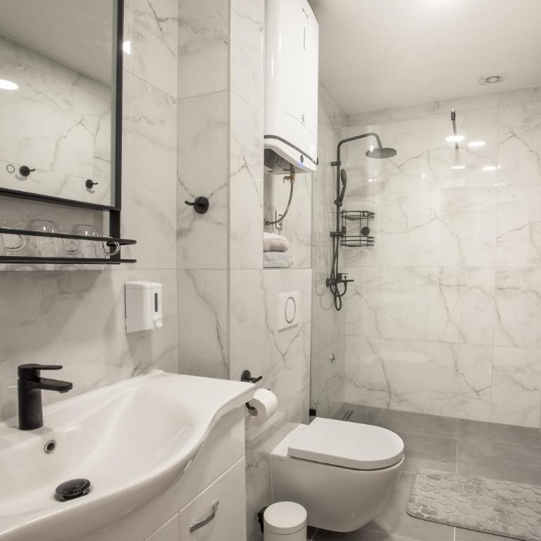 Grand Stay Apartment I Free Private Parking - Apartman sa 3 Spavaće Sobe i Balkonom - 19