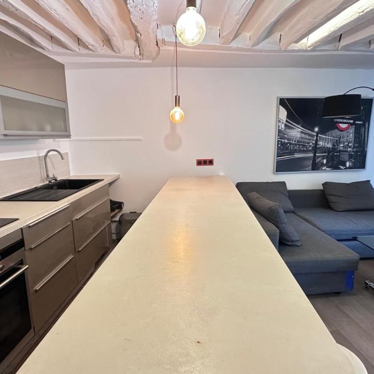 Bright 1-Bedroom in the Heart of the Marais - Apartment - 7