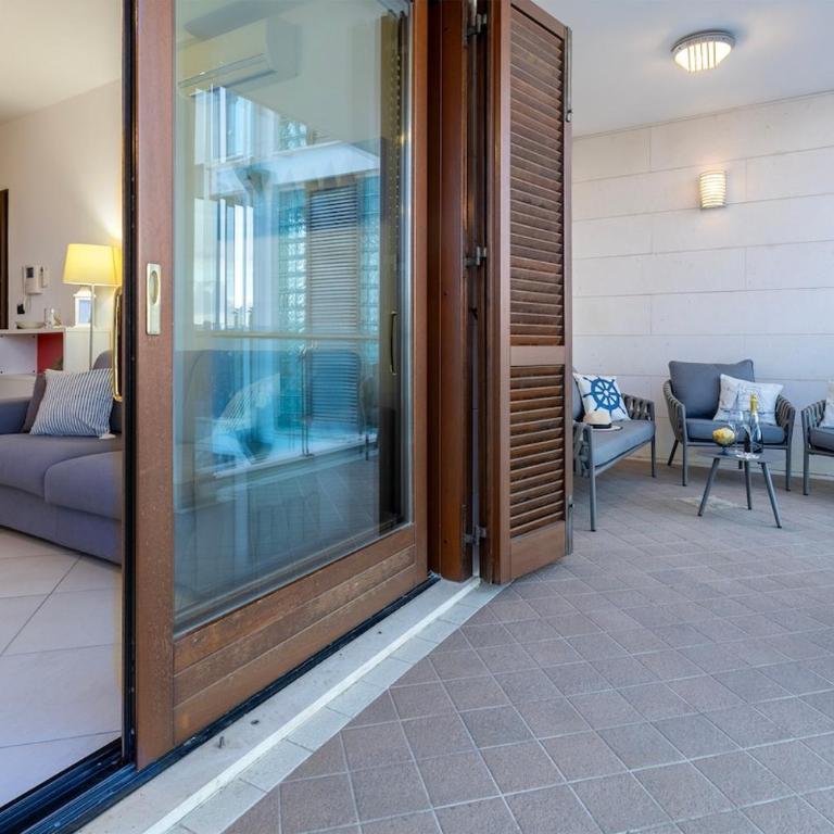 Casa Daneluzzi beachfront with terrace and garage - Two-Bedroom Apartment with Balcony - 3