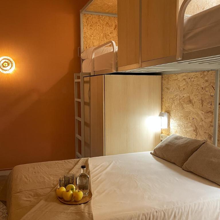 The Loft House Barcelona - Quadruple Room with Private Bathroom - 1