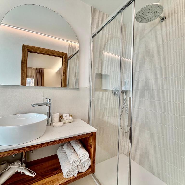 B&B Family Accommodation Canazei BIKE FRIENDLY - Camera Matrimoniale Deluxe con Balcone - 8