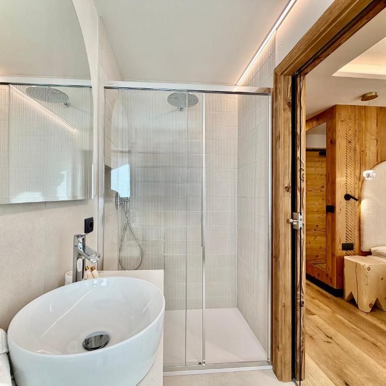 B&B Family Accommodation Canazei BIKE FRIENDLY - Camera Matrimoniale Deluxe con Balcone - 9