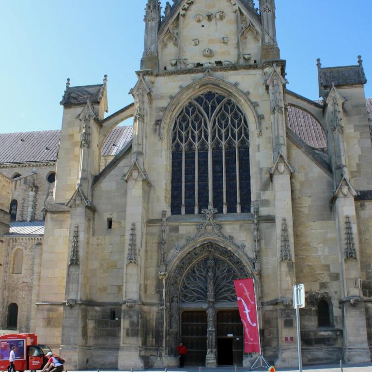 F2 between Cathedral and Basilica - Two-Bedroom Apartment - 38