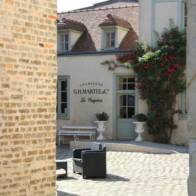 F2 between Cathedral and Basilica - Two-Bedroom Apartment - 40