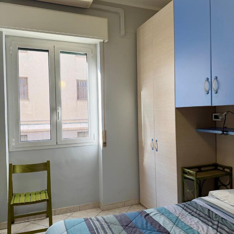 HOST4U - In Centro a Imperia con Balcone - Casa Margherita - Appartamento con 1 Camera da Letto - 4