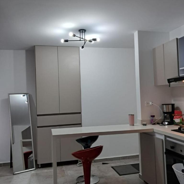 Cómodo apartaestudio - nuevo - excelente ubicación - Apartamento de 1 Dormitorio con balcón y vistas a la ciudad - 13